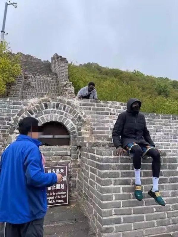 两名外籍游客翻越长城被列入黑名单，规则面前没有特殊人