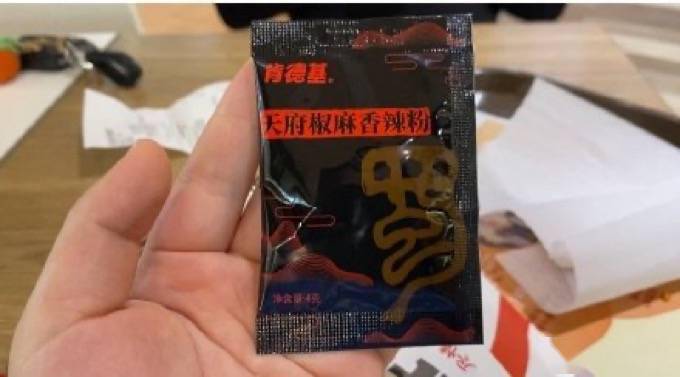 四川肯德基的新品辣椒包要收费了：0.9元/包，网友炸锅(图1)